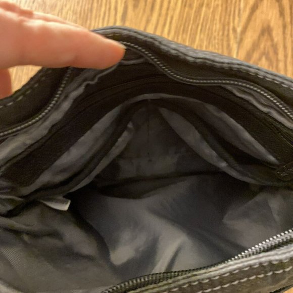 Thirty One 31 Crossbody Organizer Bag Black Textured Stripes Red “C” - Picture 6 of 10